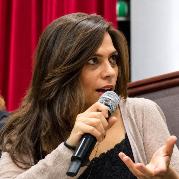 Relatrice al microfono in conferenza